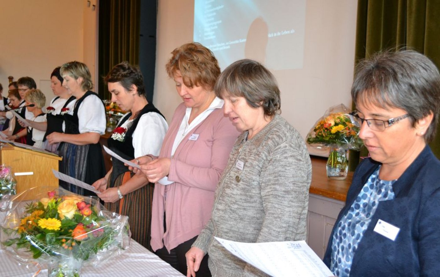 Zu Beginn der 62. Hauptversammlung in Spiez erhoben sich die Landfrauen zum Gesang - hier die Vorstandsmitglieder (Bild Alois Heinzer)