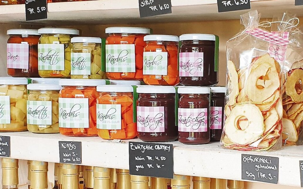 Im Hofladen verkauft Rebekka Buchmann verschiedene Produkte aus Obst und Gemüse. Die Etiketten hat sie selber designt.