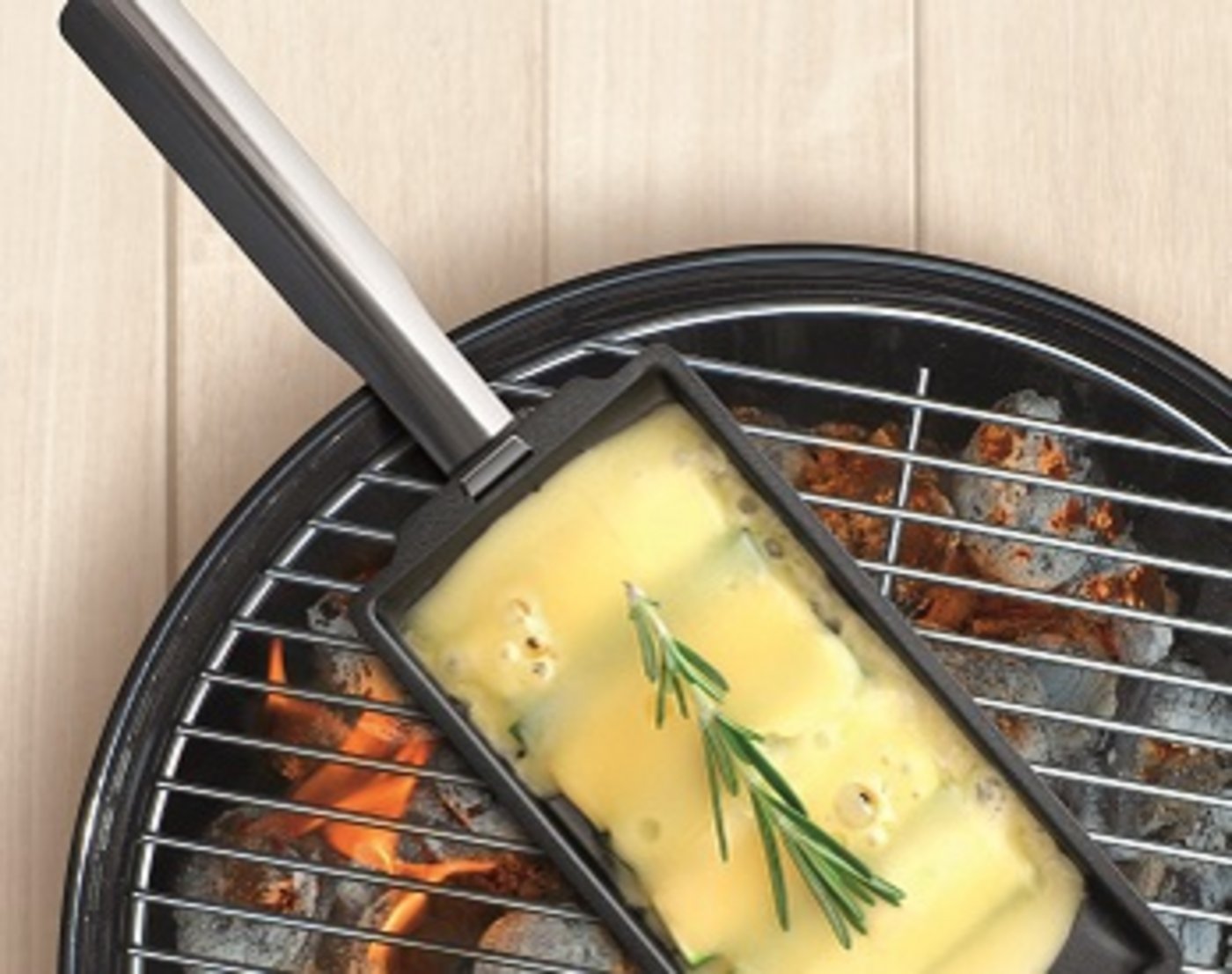 Das neue Raclette-Pfännchen für (auf) den Grill. (Bild Raclette Suisse)