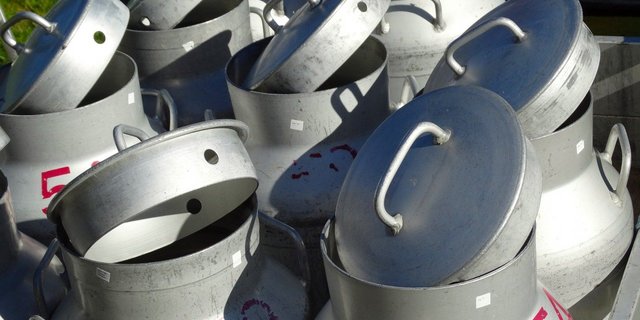 Wie soll mit Überschüssen auf dem Milchmarkt umgegangen werden? Butter und Milchpulver sind für Uniterre und EMB die falsche Antwort. (Bild Pixabay)