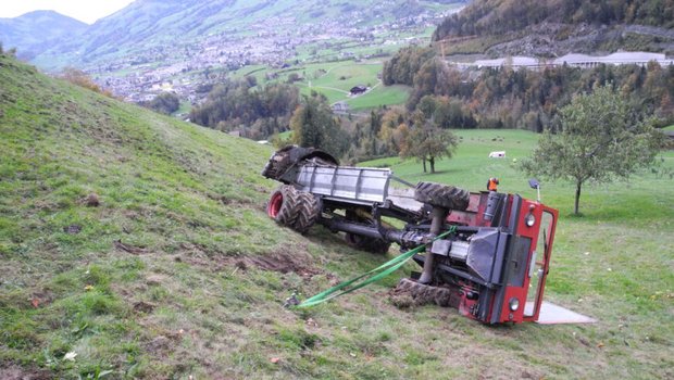 Der Mistzetter kippte beim Rückwärtsfahren in steilem Gelände um. (Bild Kantonspolizei Schwyz)