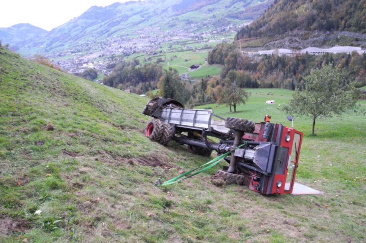 Der Mistzetter kippte beim Rückwärtsfahren in steilem Gelände um. (Bild Kantonspolizei Schwyz)