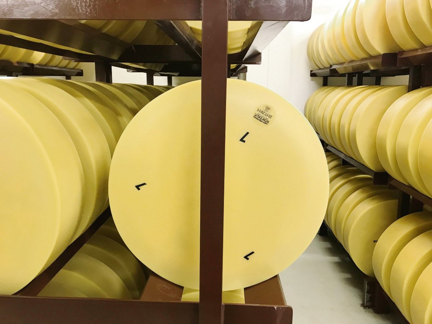 Wegen der langen Lagerdauer ist Sbrinz anfällig auf geschädigte Fettmoleküle. Dank technischem Fortschritt sieht die Sortenorganisation keinen Grund mehr für ein Verbot von Melkrobotern. (Bild akr)