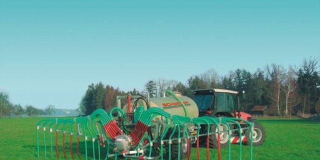 Weniger Fördergelder, verschärfte Vorschriften: Das Interesse am Schleppschlauch-Einsatz nimmt im Thurgau ab. (Bild: lid)