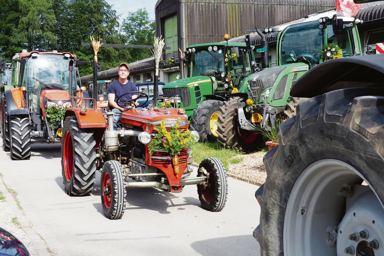 Der Einzug der jungen Berufsleute im Traktoren-Corso, wie er etwa am Strickhof gepflegt wird, kann dieses Jahr nicht stattfinden.(Bild Christian Weber)