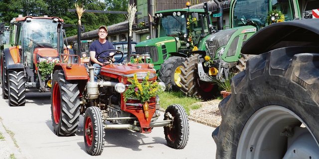 Der Einzug der jungen Berufsleute im Traktoren-Corso, wie er etwa am Strickhof gepflegt wird, kann dieses Jahr nicht stattfinden.(Bild Christian Weber)