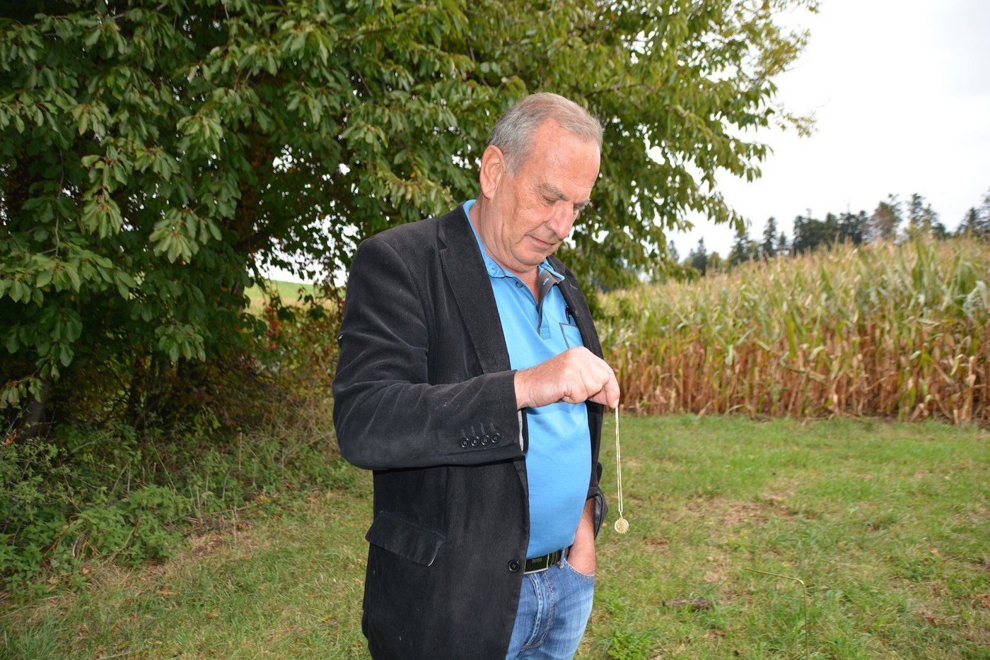 Der Luzerner Fredy Schenker kann beim Pendeln sogar bestimmen, in welcher Menge und wie tief das Wasser fliesst. (Bild Josef Scherer)