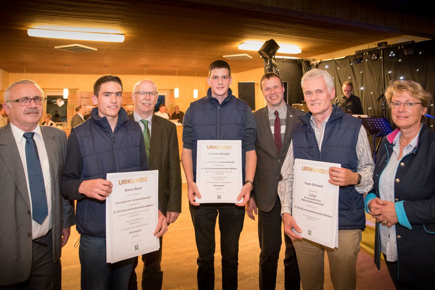 (vorn, v.l.n.r.): Simon Bach, Andreas Utzinger und Betreuer Dr. Franz Sutter mit Andreas Heym (Bundesministerium für Ernährung und Landwirtschaft), Gerhard Schwetje (Präsident der Landwirtschaftskammer Niedersachsen), Ulrich Westrup (stellvertretender Aufsichtsratsvorsitzender der Deutschen Landwirtschafts-Gesellschaft) und der niedersächsischen Landwirtschaftsministerin Barbara Otte-Kinast. (Bild Wolfgang Erhecke, Landwirtschaftskammer Niedersachsen)
