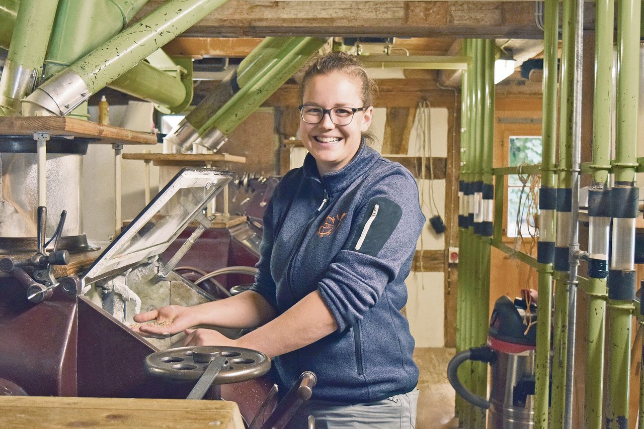 Sabrina Grunder in der Mühle ihrer Eltern. Die Maschinen stammen aus der Nachkriegszeit.(Bild sgi)
