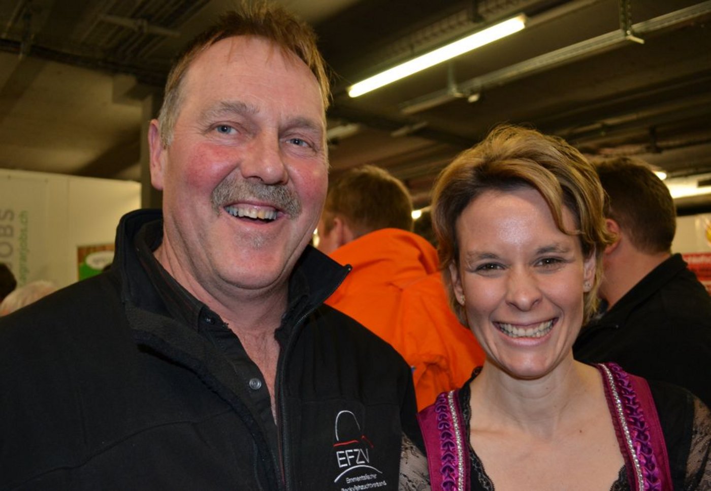 Redaktorin Simone Barth erhielt Komplimente von einem Emmentaler Bauern für ihre «Hühnergegacker»-Beiträge (Bild Alois Heinzer)