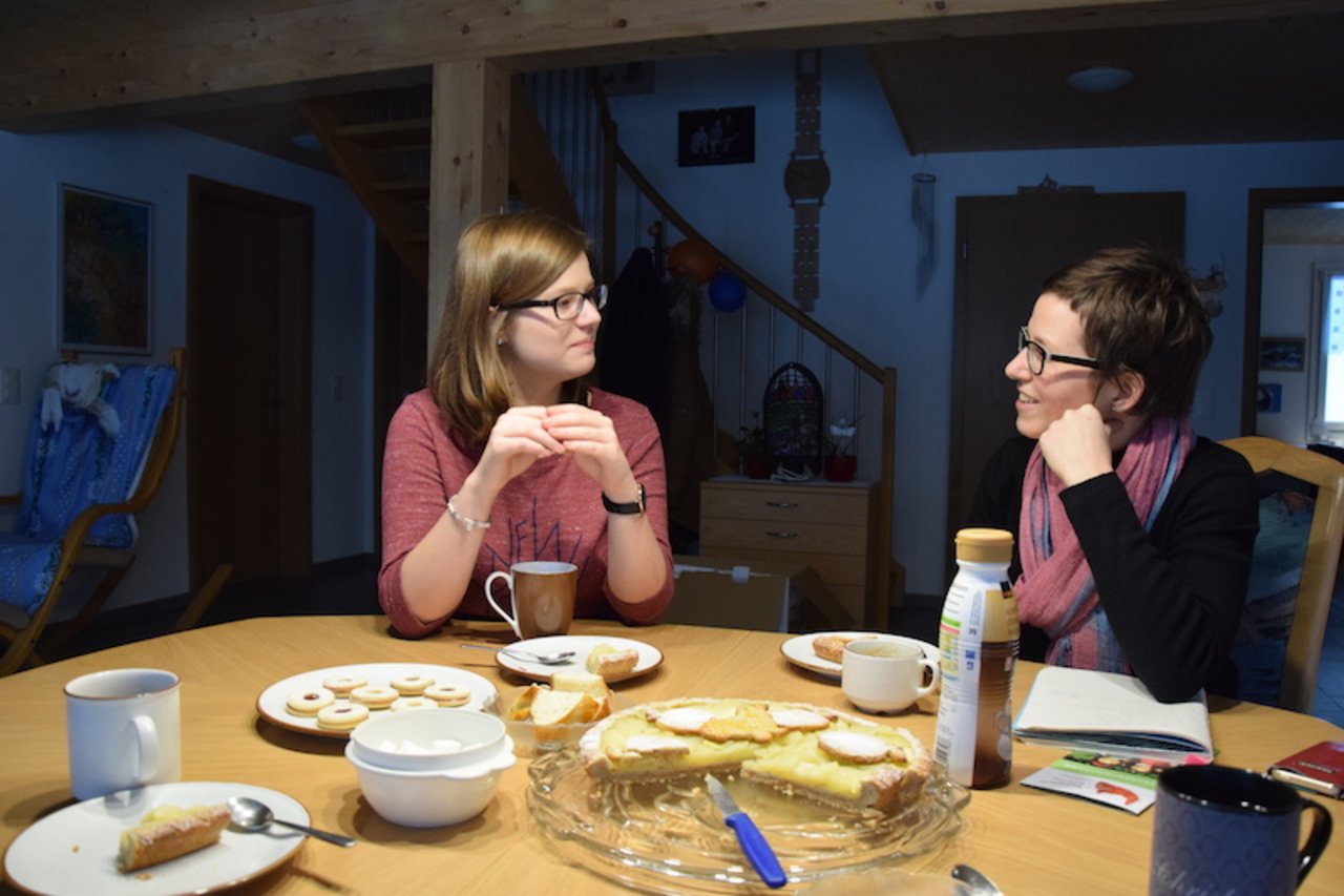 Beim Gespräch mit der Landleben-Redaktorin Esther Thalmann haben Aschwandens selbstgebackene Köstlichkeiten aufgetischt.