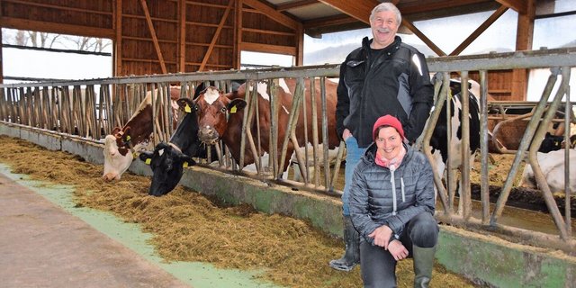 Vreni und Martin Kamber haben mit Sohn Stefan und dessen Familie (fehlen auf dem Bild) in einen Laufstall investiert.