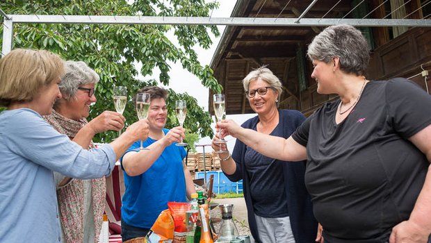 Barbara Kunz, Rita Gfeller, Karin Sommer, Christine Gafafer und Christine Brügger (von rechts) eröffnen ihren Frauenstreiktag mit einem Apfelschaumwein von Ramseier. (Bilder hja)