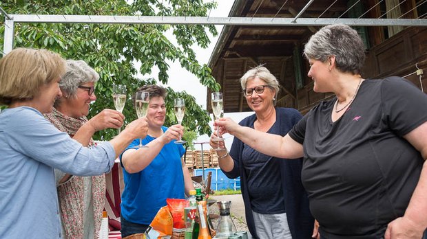 Barbara Kunz, Rita Gfeller, Karin Sommer, Christine Gafafer und Christine Brügger (von rechts) eröffnen ihren Frauenstreiktag mit einem Apfelschaumwein von Ramseier. (Bilder hja)