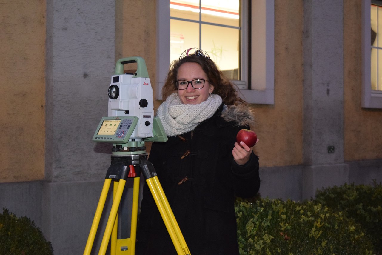Auch auf der Arbeit immer einen Apfel dabei: Melanie Maurer ist Geomatikerin bei einem Ingenieurunternehmen in Arbon. (Bild Stefanie Giger)