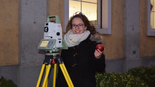 Auch auf der Arbeit immer einen Apfel dabei: Melanie Maurer ist Geomatikerin bei einem Ingenieurunternehmen in Arbon. (Bild Stefanie Giger)