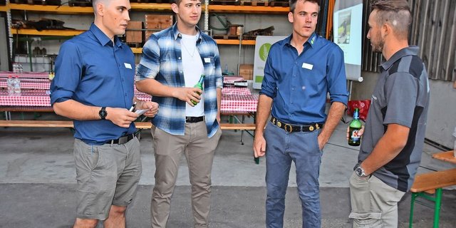 Die Junglandwirte unter sich mit Lukas Abt (links), dem Präsidenten der Jula Nordwestschweiz, und Vorstandsmitglied Manuel Salm (Zweiter v. r.).  