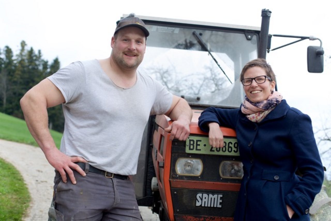 Hinter den Kulissen: Die BauernZeitungsredaktorin Esther Thalmann wollte unbedingt ein Fanbild mit Thomas Sempach und Same-Traktor.