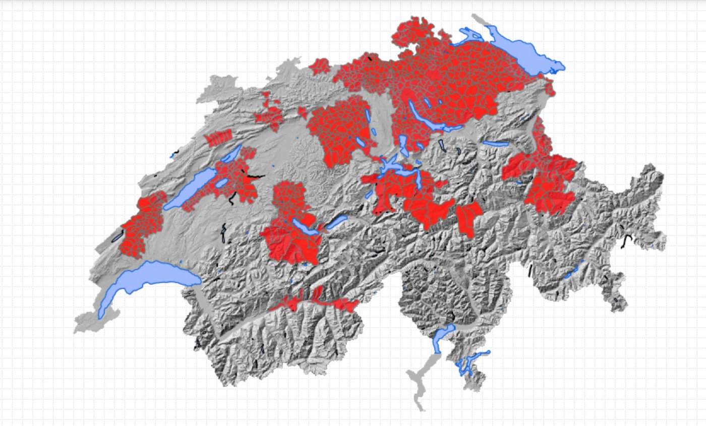 In Gebieten mit hoher Bevölkerungsdichte gibt es mehr Infektionsfälle mit FSME (rot markierte Flächen). (Daten und Bild © swisstopo, BAG, BAFU) 