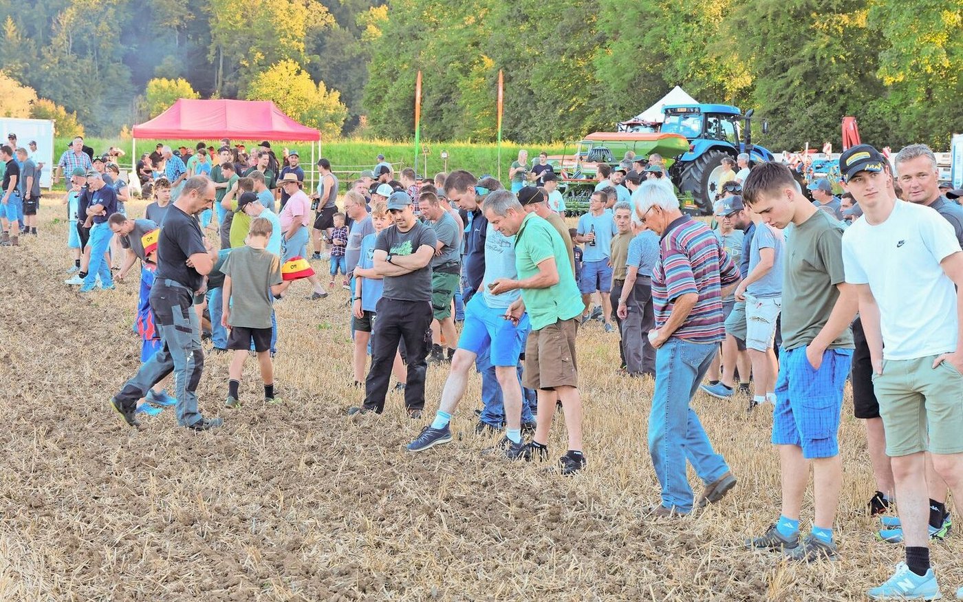 Die Zuschauer begutachten das Resultat nach der Felddurchfahrt. Der Feldabend am 7. August in Bonau TG war gut besucht.