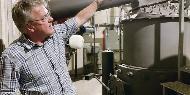 Hansjörg Bucher erklärt die Funktion des Holzvergasers. Darin werden die Schnitzel bei über600 Grad vergast. (Bilder Josef Scherer)