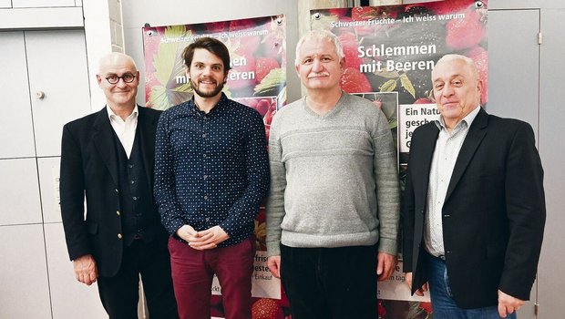 Nebst den Infos von Max Kopp (links) und Hubert Zufferey (rechts) gaben Louis Sutter (2. v. l.) und André Ançay (2. v. r.) von Agroscope Conthey Einblick ins Sortenscouting. 