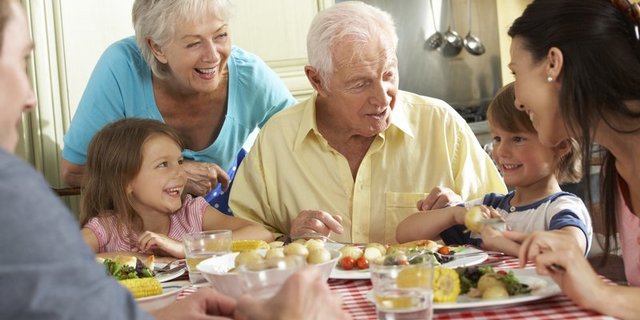 Viele Generationen an einem Tisch sind Herausforderung und Freude zugleich. (Fotolia) 