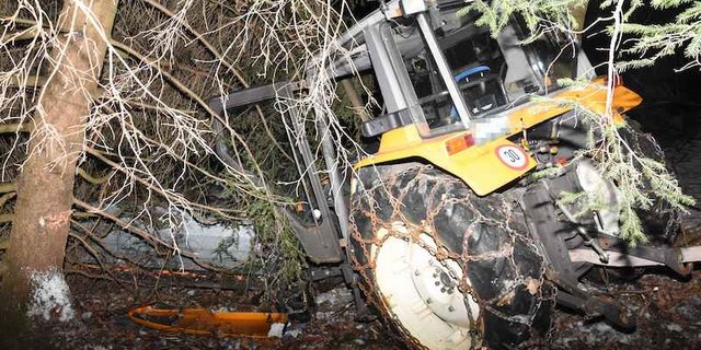 Nach nur wenigen Metern auf der Strasse stürzte der Jugendliche einen Hang hinunter. (Bilder Kapo SG)