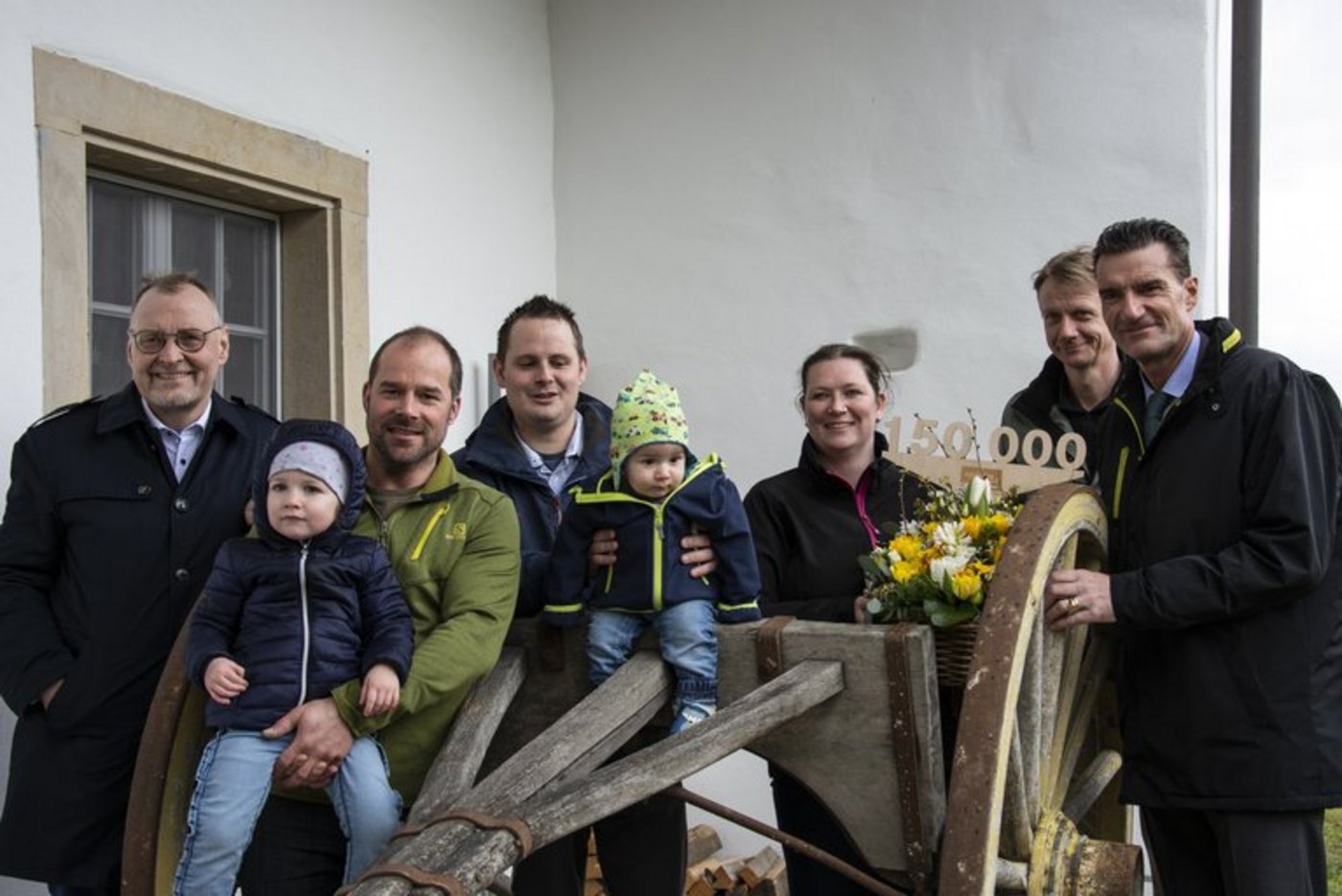 Sandy Schenker wurde von den Agrisano-Verantwortlichen auf ihrem Hof besucht. (Bild Agrisano)