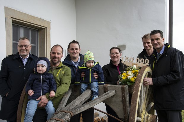 Agrisano begrüsst 150'000. Mitglied Sandy Schenker wurde von den Agrisano-Verantwortlichen auf ihrem Hof besucht. (Bild Agrisano)