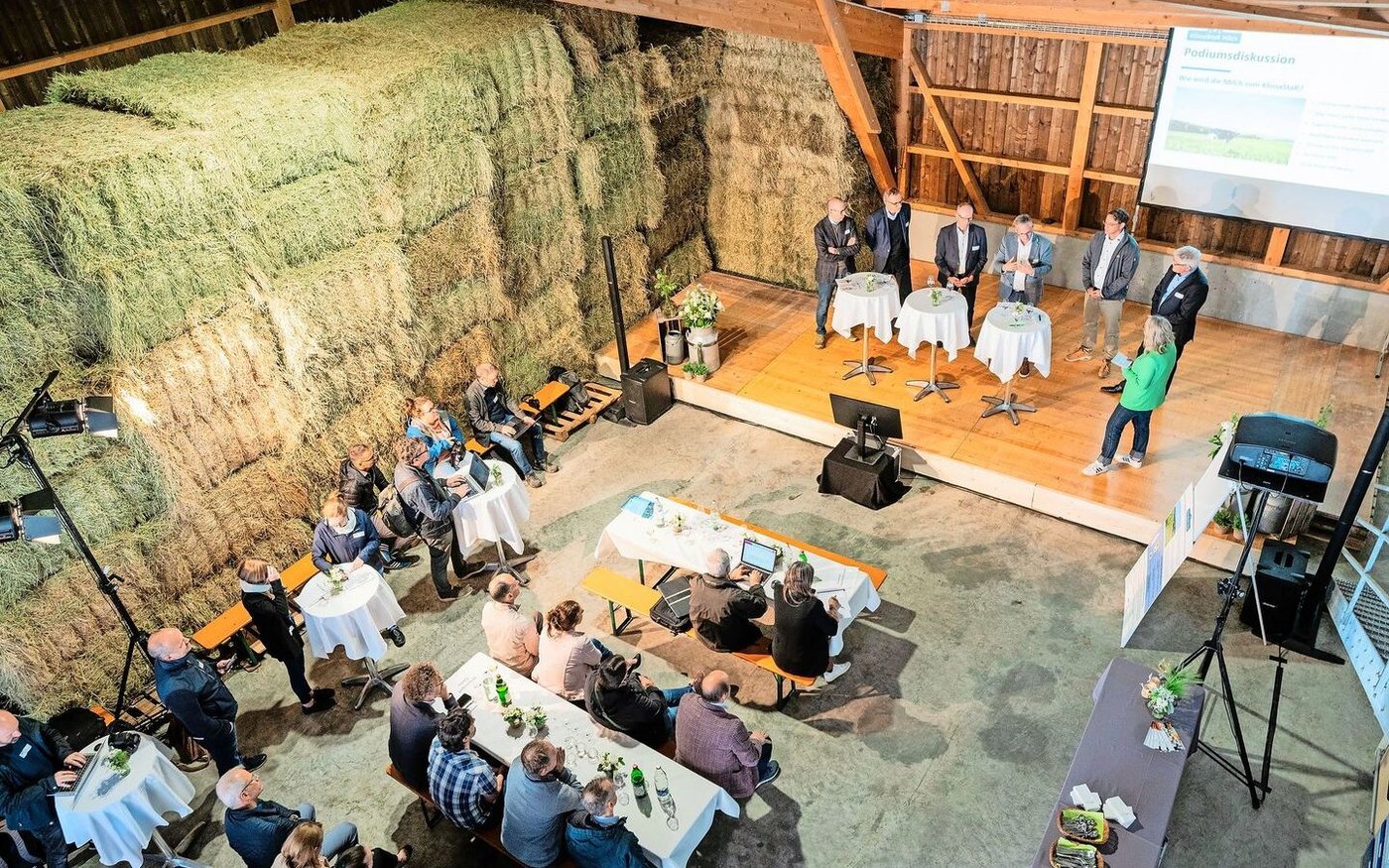 Scheinwerfer, Bühne, Hintergrundmusik und Catering: Am Medienanlass auf dem Bauernhof der Familie Bühlmann wurde kein Aufwand gescheut, um die positiven Zwischenresultate zu präsentieren.