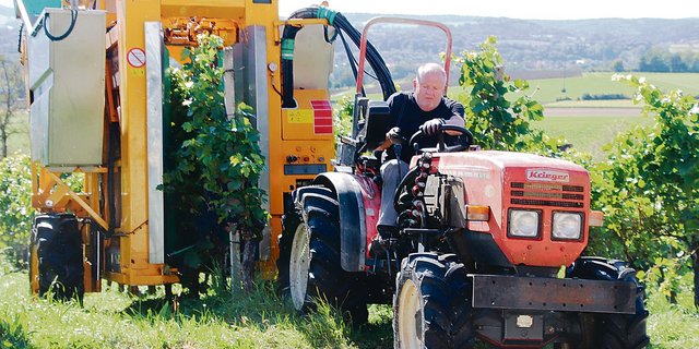 Der gezogene Vollernter mit Karl-Heinz Wolfarth am Steuer des Schleppers lässt sich in vielen Lagen einsetzen.(Bild Roland Müller)