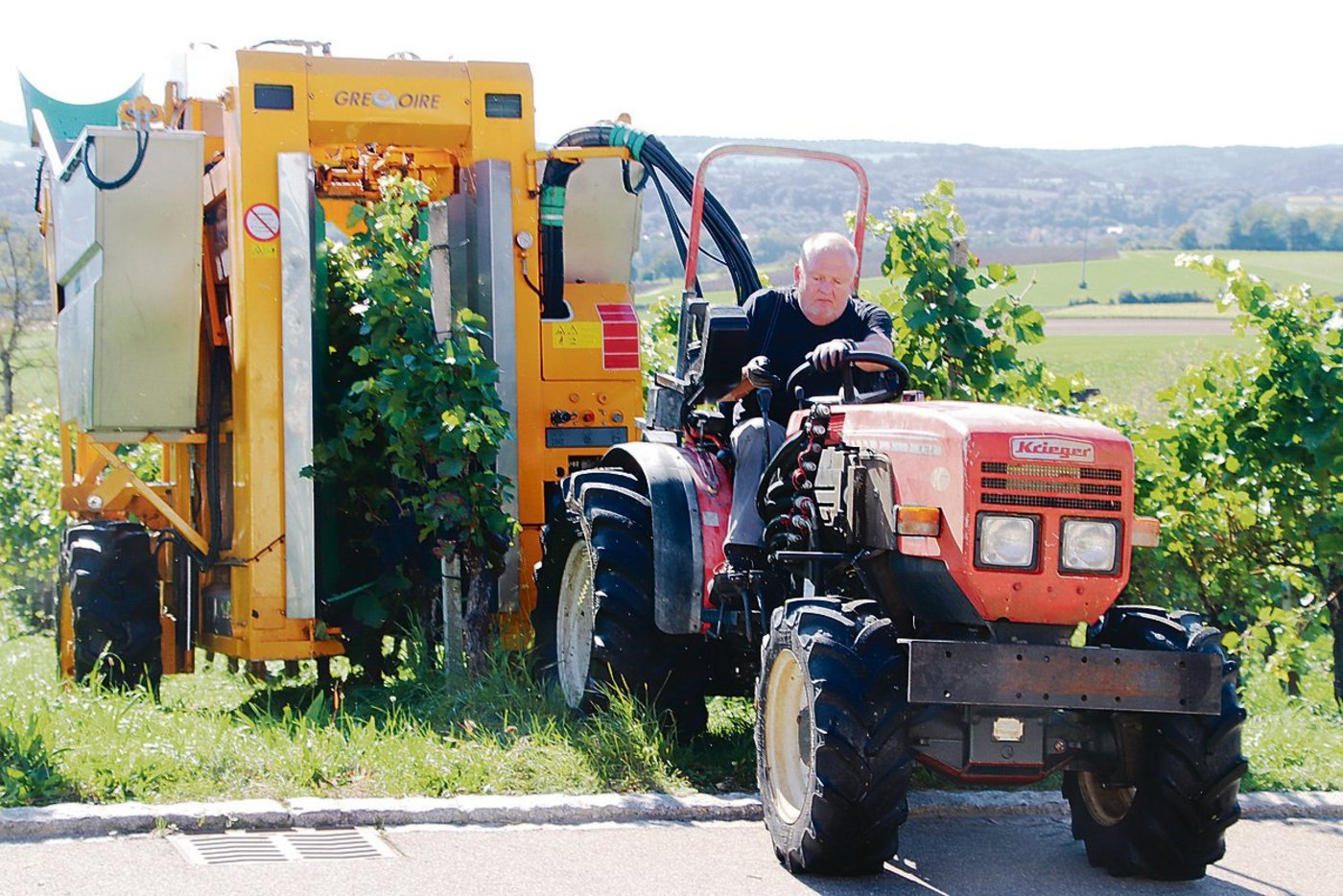 Der gezogene Vollernter mit Karl-Heinz Wolfarth am Steuer des Schleppers lässt sich in vielen Lagen einsetzen.(Bild Roland Müller)