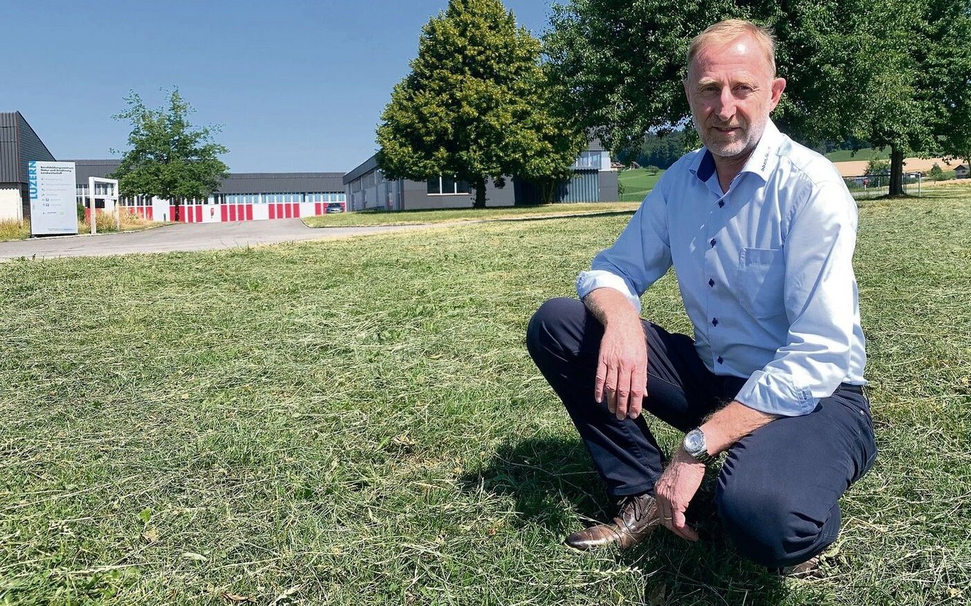 Walter Gut in der gemähten Wiese des Gutsbetriebes beim BBZN, Standort Hohenrain. 
