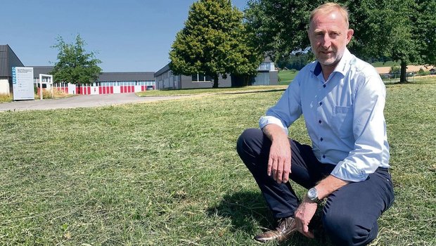 Walter Gut in der ge Walter Gut in der gemähten Wiese des Gutsbetriebes beim BBZN, Standort Hohenrain.