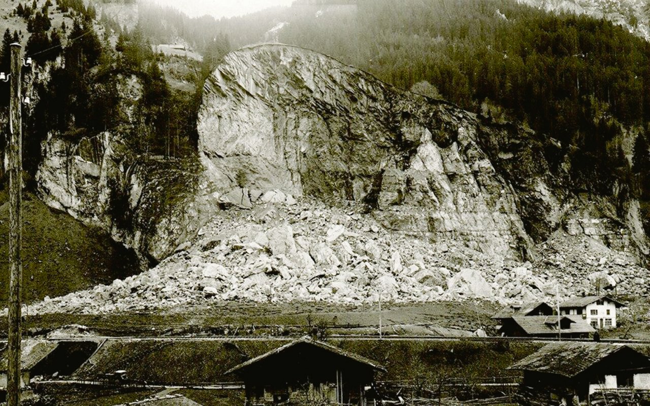 Bei einer Explosion im Jahr 1947 wurde eine Bergflanke weggesprengt. Mitholz wurde grösstenteils zerstört.(Bild SRF)