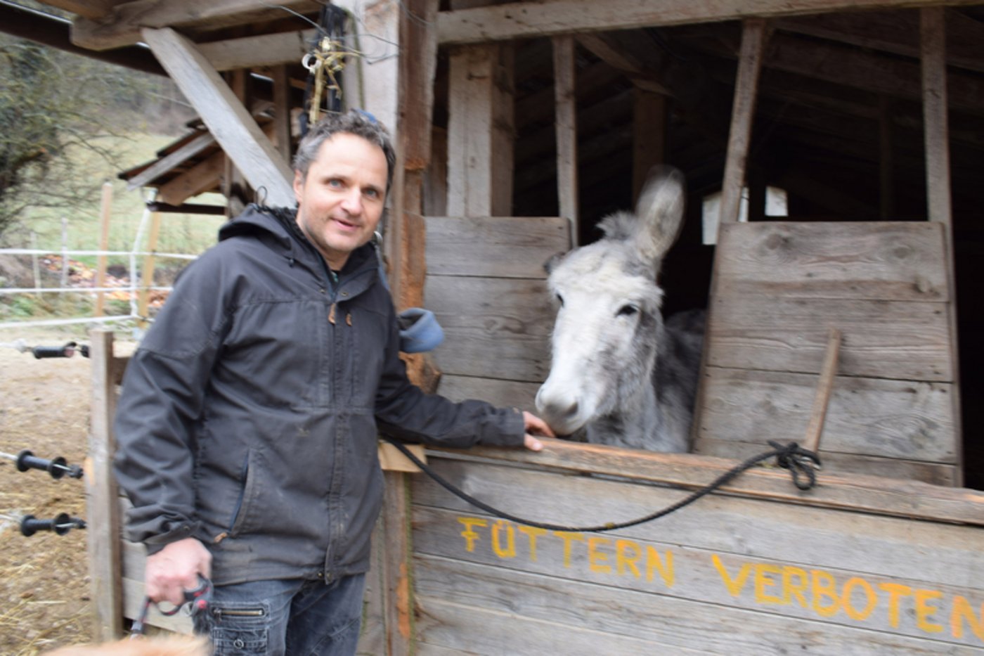 Seltener Augenblick: Betriebsleiter Thilo Camprad findet Zeit zum Kraulen des Esels.