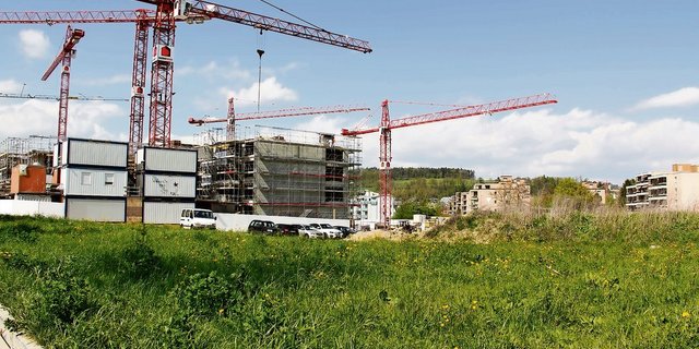 Landwirtschaftsland unter Druck:  Vielerorts wird fleissig ge- beziehungsweise verbaut, wie hier am Stadtrand von Winterthur-Wülflingen.(Archivbild chw)