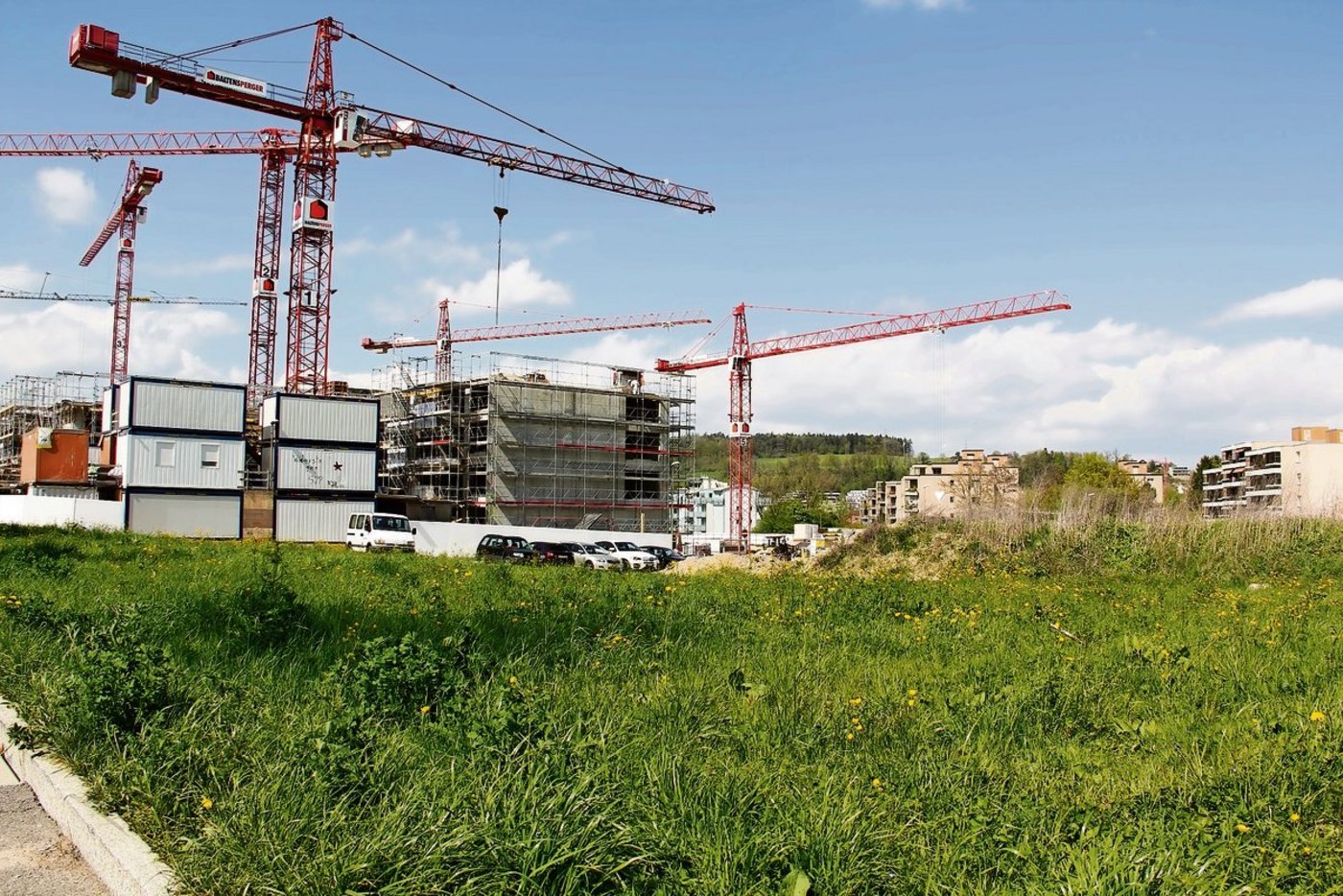 Landwirtschaftsland unter Druck:  Vielerorts wird fleissig ge- beziehungsweise verbaut, wie hier am Stadtrand von Winterthur-Wülflingen.(Archivbild chw)