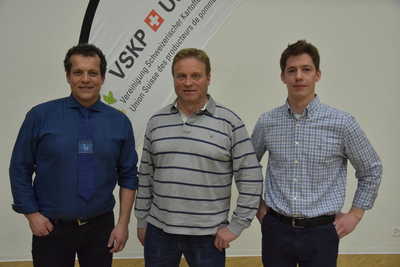 Ruedi Fischer (links) und Niklaus Ramseyer (rechts) verabschiedeten Joël Bonny (Mitte) aus seiner 12-jährigen Tätigkeit im Vorstand.