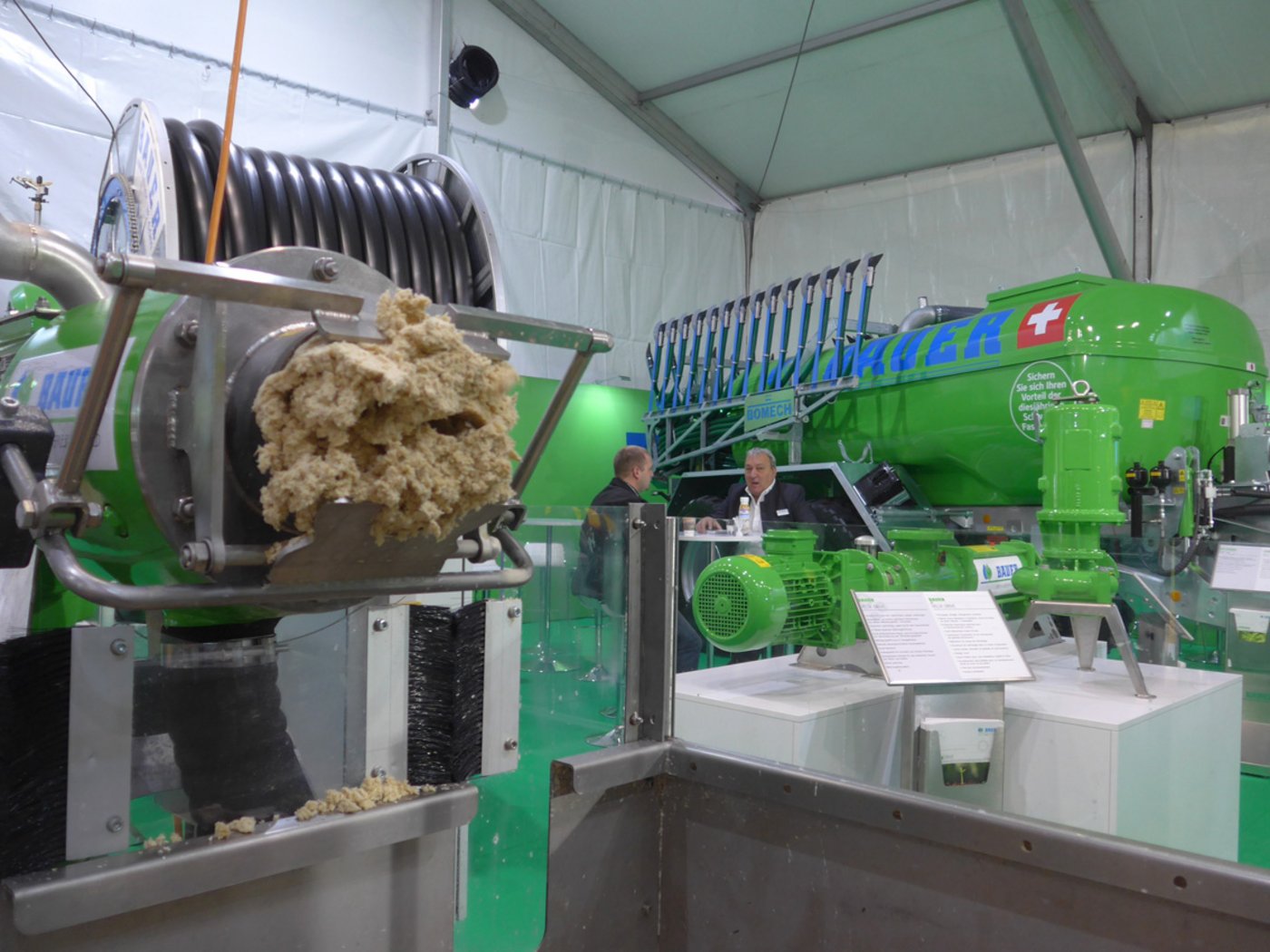 Allerhand interessantes Gerät lockt die Kundschaft an die Stände. (Bild akr)