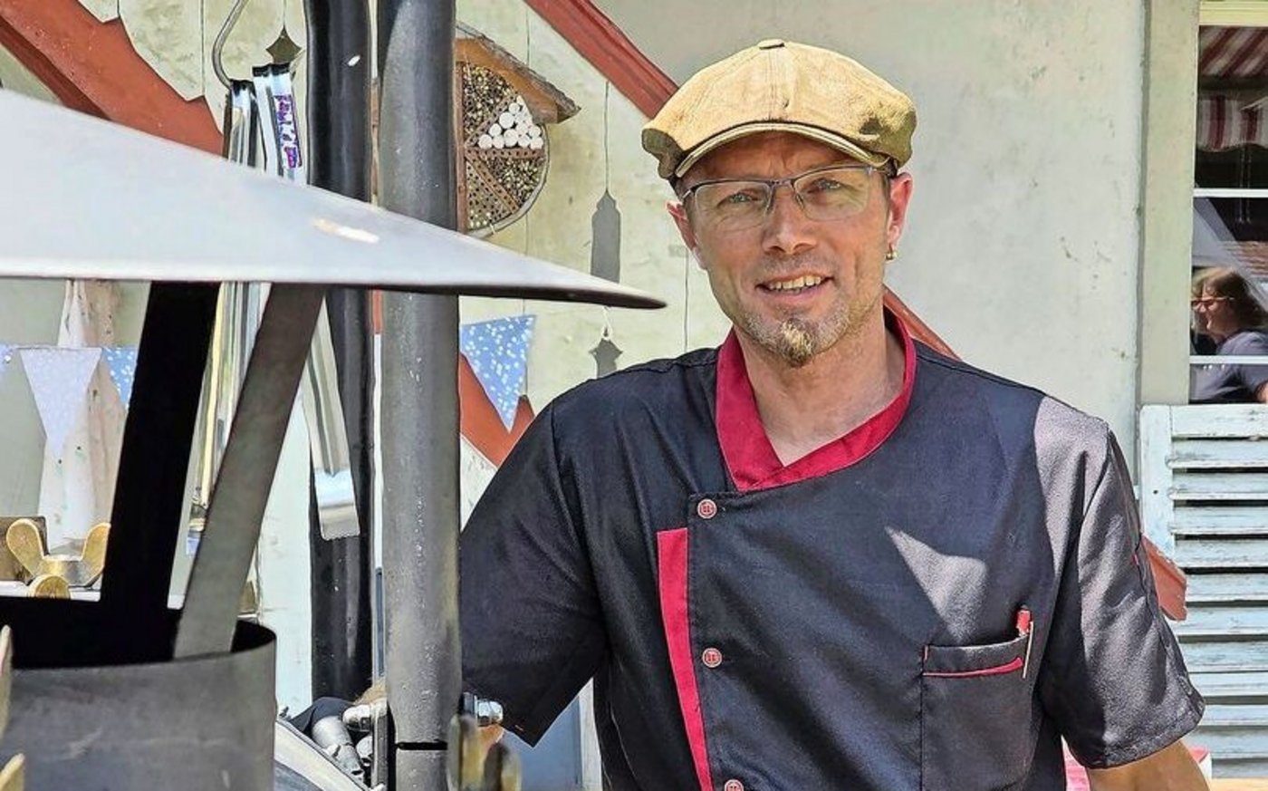 Der Grillmeister in Aktion. Die bleischwere «Loki» kann in einem Anhänger transportiert werden und ist daher für Caterings mobil und entsprechend viel unterwegs.  