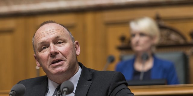 «Sollten wir Stallbauten nicht ebenfalls öffentlich unterstützen, wie das in der EU üblich ist», fragt sich der künftige Nationalratspräsident Andreas Aebi. Im Hintergrund seine Vorgängerin Isabelle Moret. (Bild Keystone)