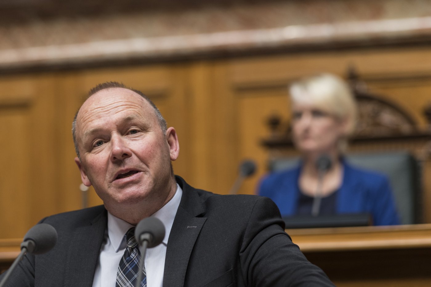 «Sollten wir Stallbauten nicht ebenfalls öffentlich unterstützen, wie das in der EU üblich ist», fragt sich der künftige Nationalratspräsident Andreas Aebi. Im Hintergrund seine Vorgängerin Isabelle Moret. (Bild Keystone)