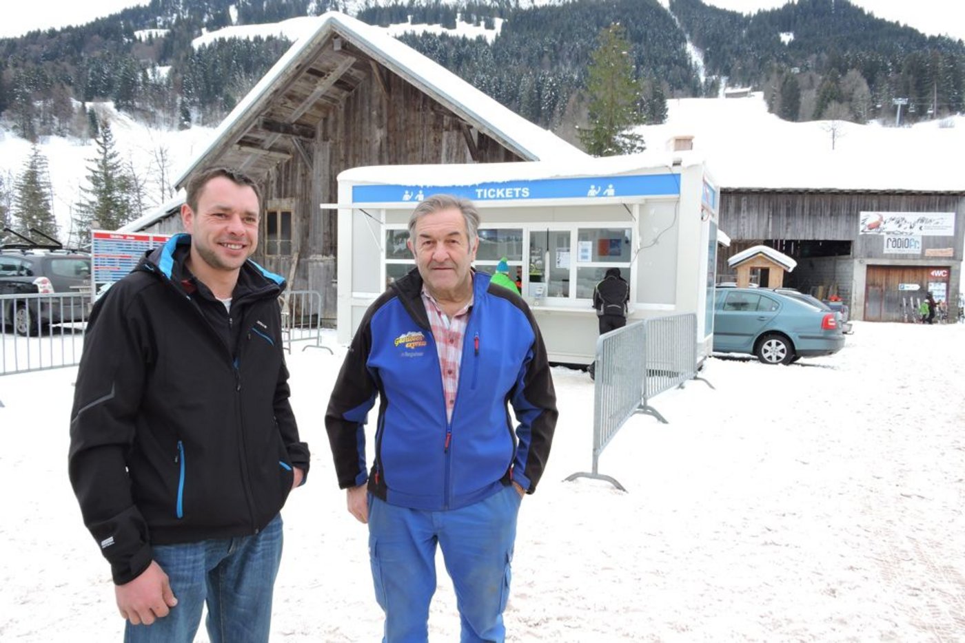 Die Exponenten der künftigen Bauherrschaft: Michael Cottier (links), Präsident der Käsereigenossenschaft, und Syndic Jean-Claude Schuwey, Präsident der Bergbahnen, stehen auf dem Platz, wo bald die neue Käserei und das Betriebsgebäude der Jaun Gastlosen Bergbahnen AG entstehen soll. (Bild Josef Jungo)