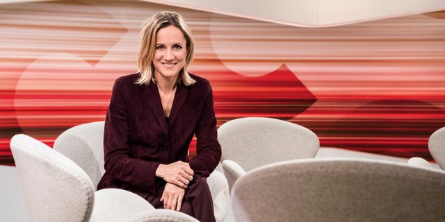 «Der Club» und Moderatorin Barbara Lüthi haben ein vielfältiges Zusammenkommen für die Diskussion arrangiert. (Bild SRF/Oscar Alessio)