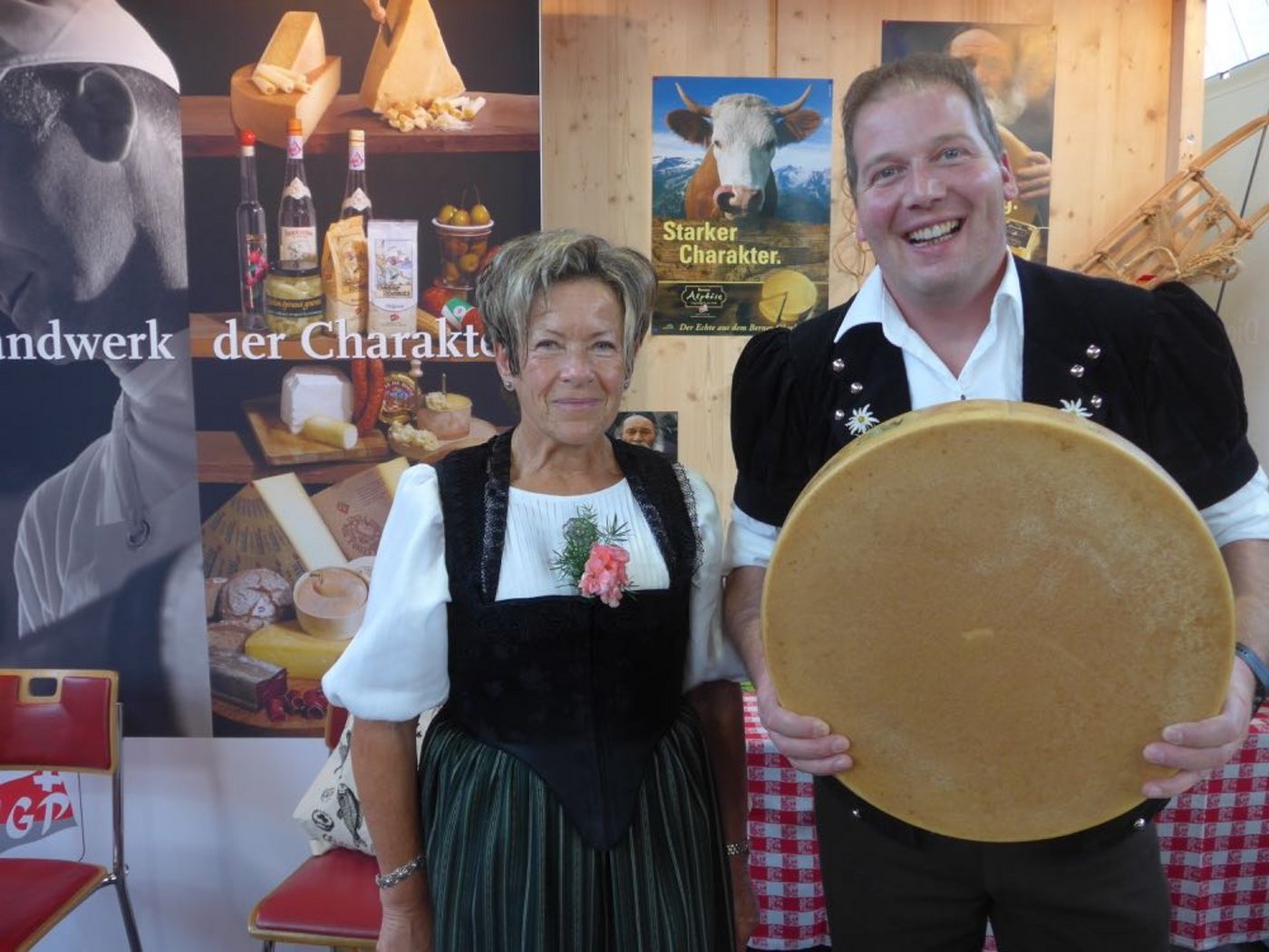 Ex-Älplerin Josy Sommer (15 Sommer auf Alp Egg-Gurgli) aus Frutigen BE und Händler Werner Dähler sind stolz auf ihren Berner Oberländer Alpkäse. (Bild Adrian Krebs) 