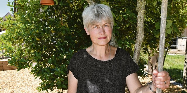 Vreni Fuhrimann in ihrem Garten. Hier erholt sich die Bäuerin von ihrem Alltag. Die Bernerin bewirtschaftet mit ihrer Familie den Waldhof in Langenthal BE, einen Schulbetrieb des Inforamas. (Bild Barbara Heiniger)