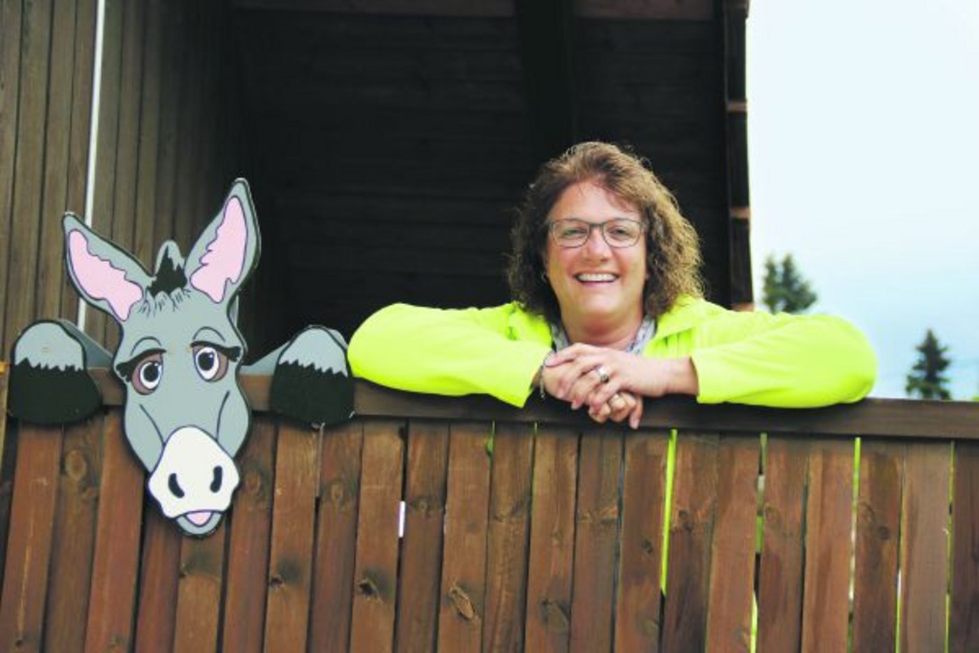 Die Gallowaykuh Stella wollte nicht aufs Bild mit Sabine Havelka; Esel Tscheggeli hatte nichts dagegen. Die Landfrau hat stets für alles eine Lösung …(Bild Benildis Bentolila)