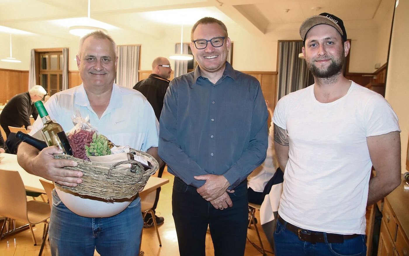 Verbandspräsident Beat Kamm mit Hansueli Hohl (links) und dessen Sohn und Nachfolger Sven Hohl (rechts).